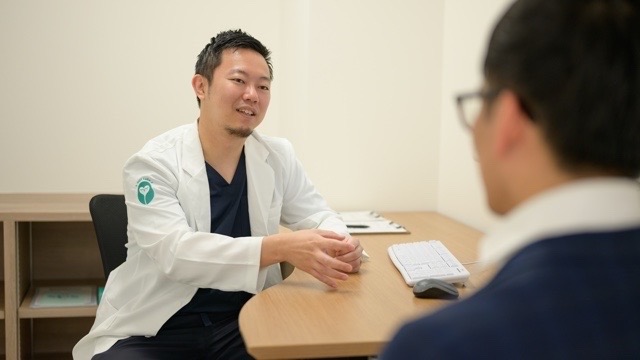 患者さんとの対話を大切にする院長の髙野謹嗣先生