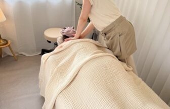 スウェディッシュトリートメントによるアロマ施術の様子