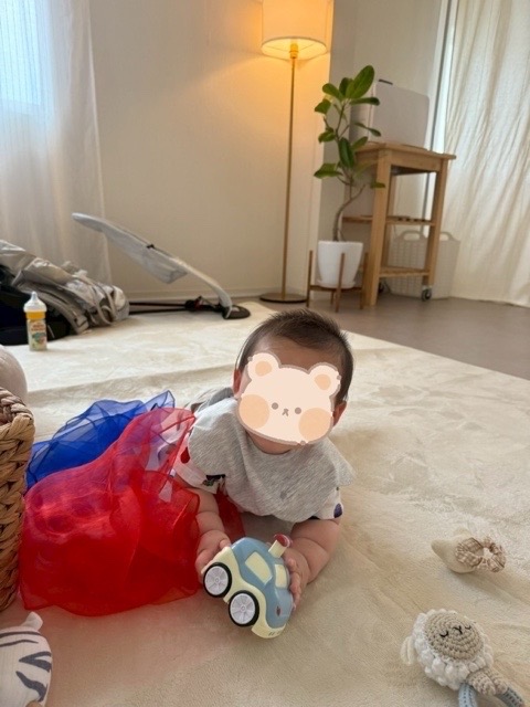 託児スペースで保育士に見守られながら過ごす子どもの様子