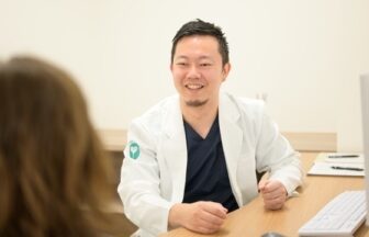 セルフラボ野江駅前メンタルクリニック院長の髙野謹嗣先生