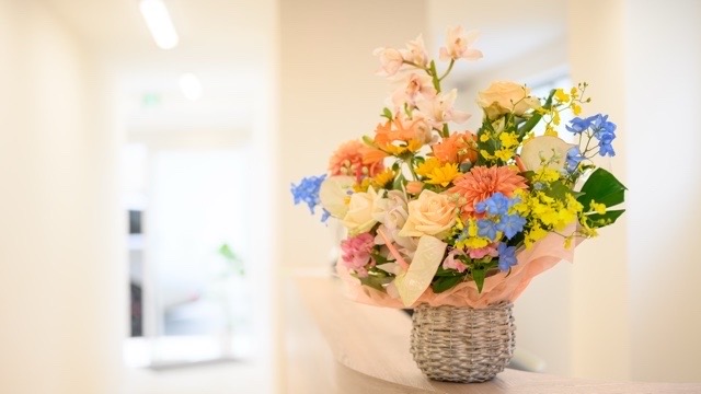 患者さんを温かく迎える院内の花