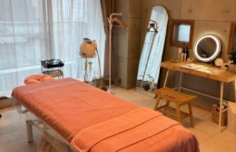 大阪市北区の「Total Care Lounge MK」の店内や施術の様子。託児サービスを利用しながら、アロマリンパやエレクトロフィールセラピー、炭酸ヘッドスパで体を整えるリラクゼーションサロン