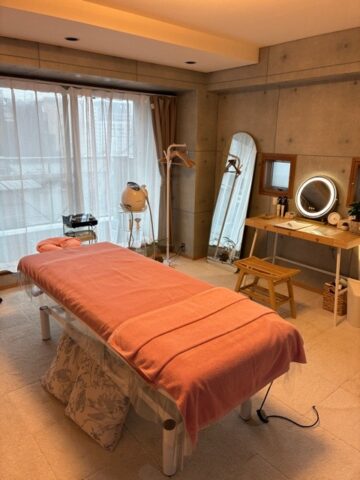 大阪市北区の「Total Care Lounge MK」の店内や施術の様子。託児サービスを利用しながら、アロマリンパやエレクトロフィールセラピー、炭酸ヘッドスパで体を整えるリラクゼーションサロン