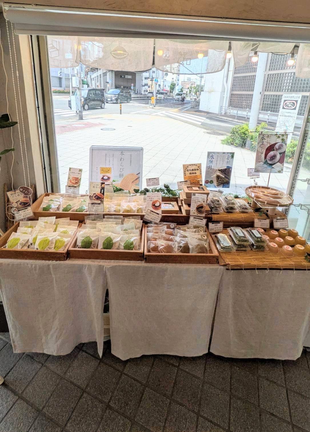 東住吉区　菓匠FUKUROU　店内の売り場のラインナップ