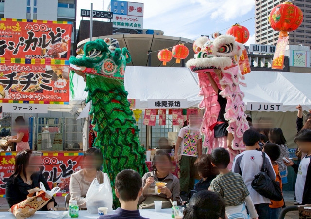 華友祭　なんば　浪速区　中華　中国　祭り　ステージショー　紹興酒　肉まん　湊町リバープレイス　獅子　龍