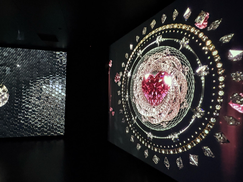 MIRACLE WORLD　体験型デジタルアートミュージアム　なんば　没入型アート空間　デジタルアート　光　音　映像　香り　SNS