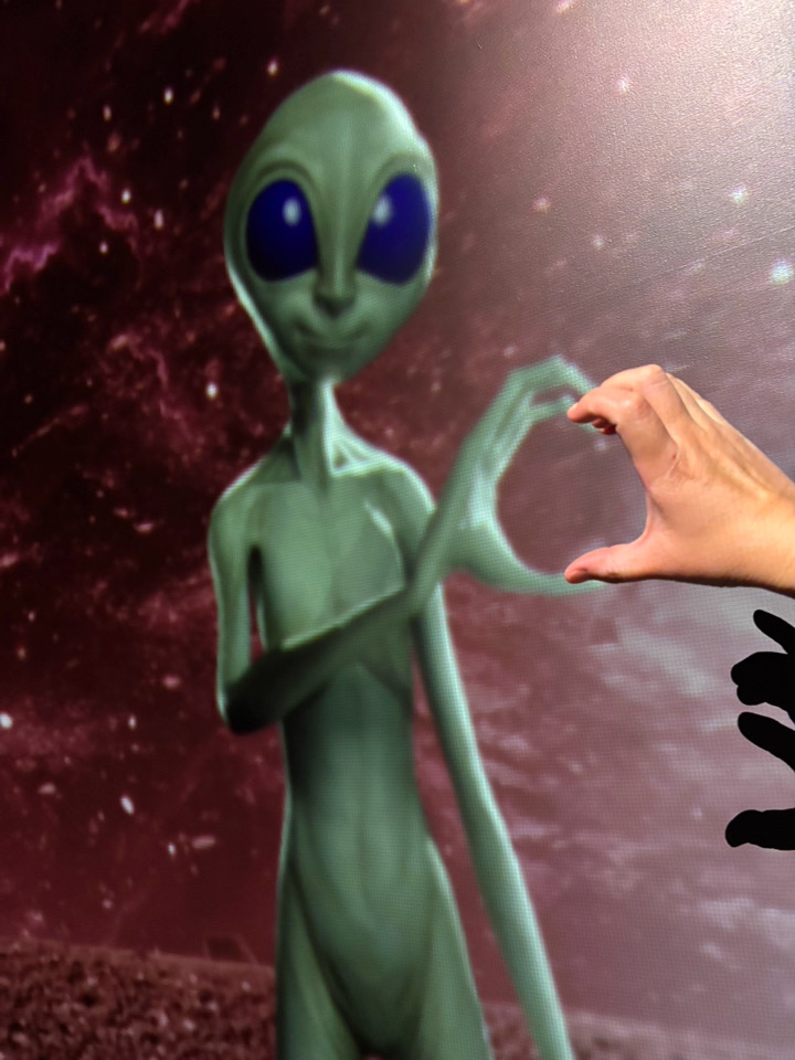 MIRACLE WORLD　体験型デジタルアートミュージアム　なんば　没入型アート空間　デジタルアート　光　音　映像　香り　SNS