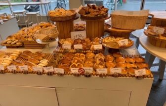 門真市パン屋 SUMOMO BAKERY大阪門真　スモモベーカリー大阪門真　門真市駅前グルメ　子ども応援プロジェクトパン　黒豚甘口カレーパン　はちみつフレンチトースト　門真子連れカフェ　コーヒー無料　パン屋　門真市子育て支援　ベーカリー