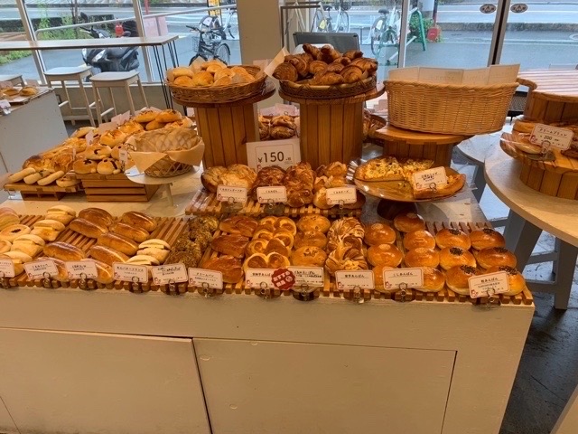 門真市パン屋 SUMOMO BAKERY大阪門真　スモモベーカリー大阪門真　門真市駅前グルメ　子ども応援プロジェクトパン　黒豚甘口カレーパン　はちみつフレンチトースト　門真子連れカフェ　コーヒー無料　パン屋　門真市子育て支援　ベーカリー