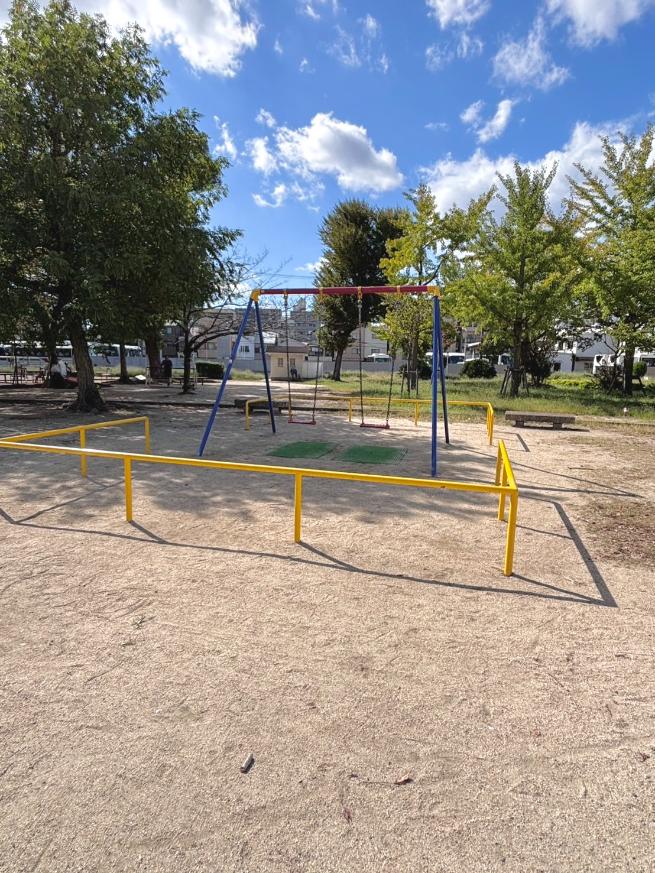 港区　磯路中央公園　ブランコ