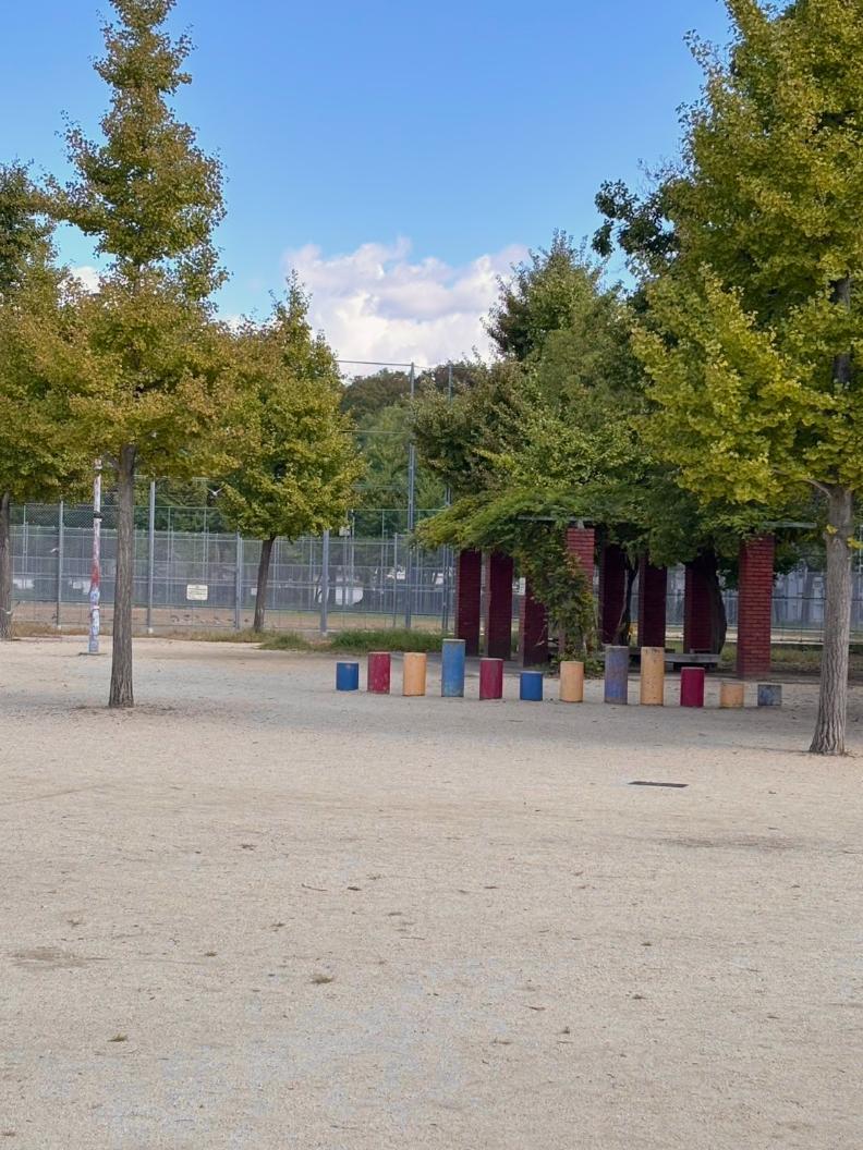 港区　磯路中央公園　丸太ステップ