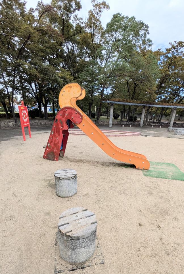 東住吉区　長居公園　南東こども広場　幼児用すべり台