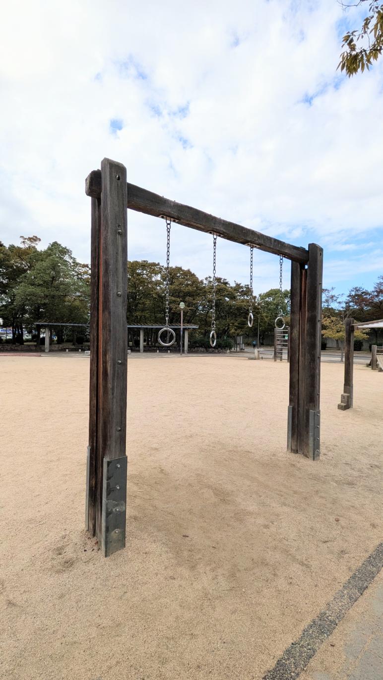東住吉区　長居公園　南東こども広場　ぶら下がり運動器具