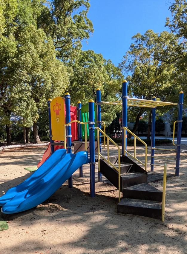 東住吉区　長居公園　北こども広場　ぶら下がり運動器具