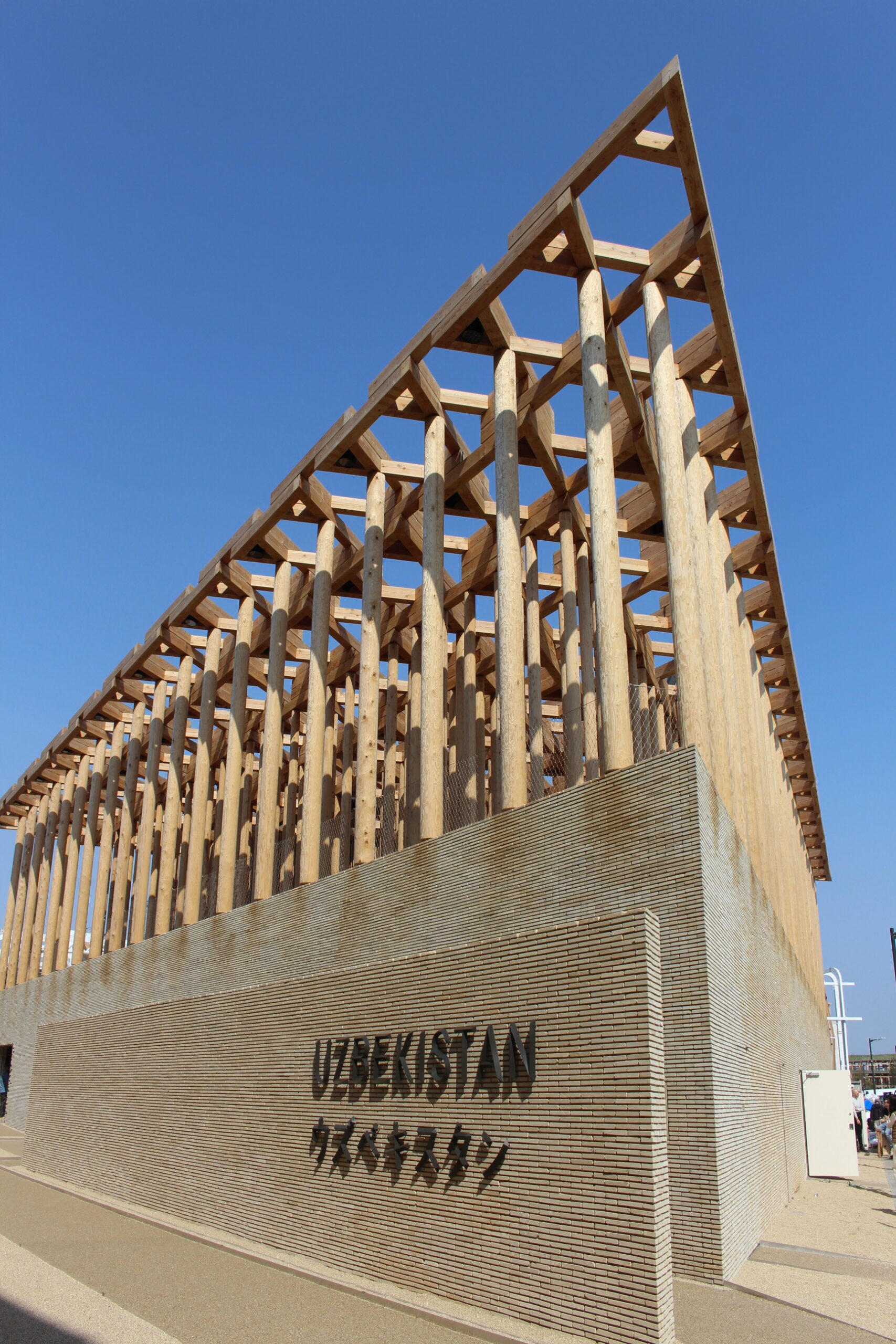 土と木材で建てられたウズベキスタンパビリオンは心安らぐ空間 万博