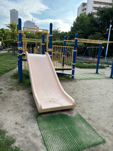 港区　抱月公園　遊具