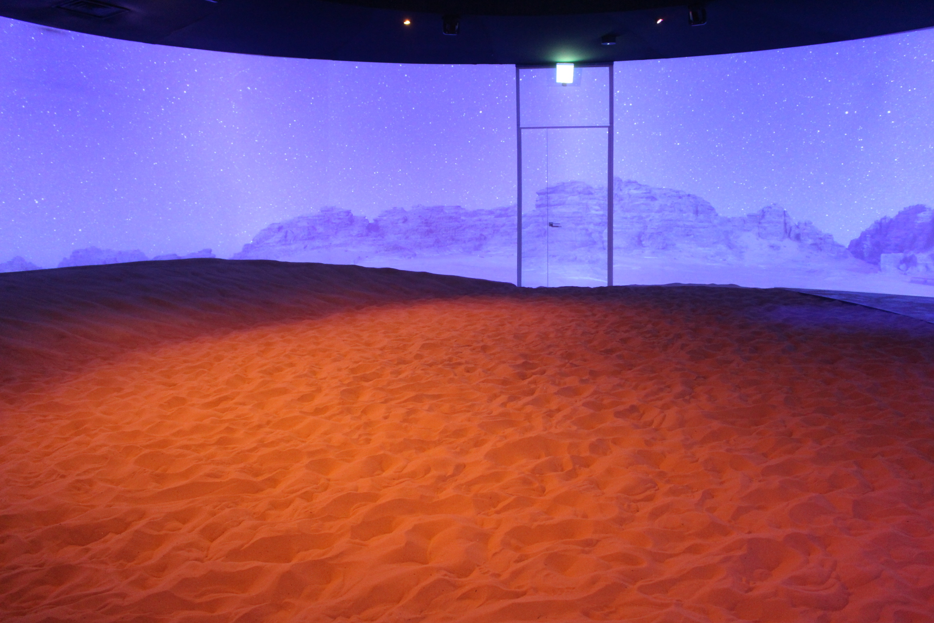 雪*様 【ラスト1点】万博 ヨルダン館 砂 727g 大容量 ワディラム砂漠 未 サラサラの砂が心地よい」砂漠体験が大人気！ヨルダンパビリオンが完全