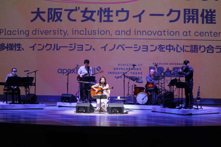 万博、パフォーマンス