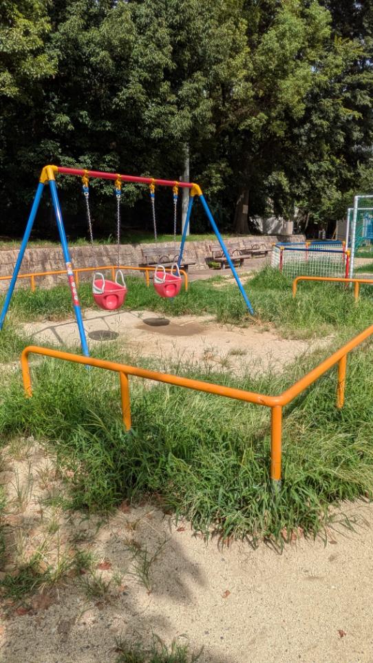 山坂公園　小さい子用のブランコ