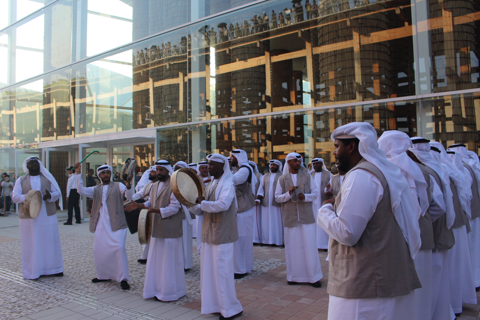 アラブ首長国連邦(UAE)パビリオン前で伝統舞踊アヤラを披露 万博
