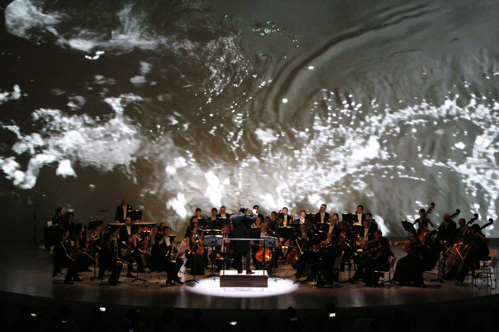 圧巻の演奏を聴かせてくれたピルゼンフィルハーモニー管弦楽団 万博