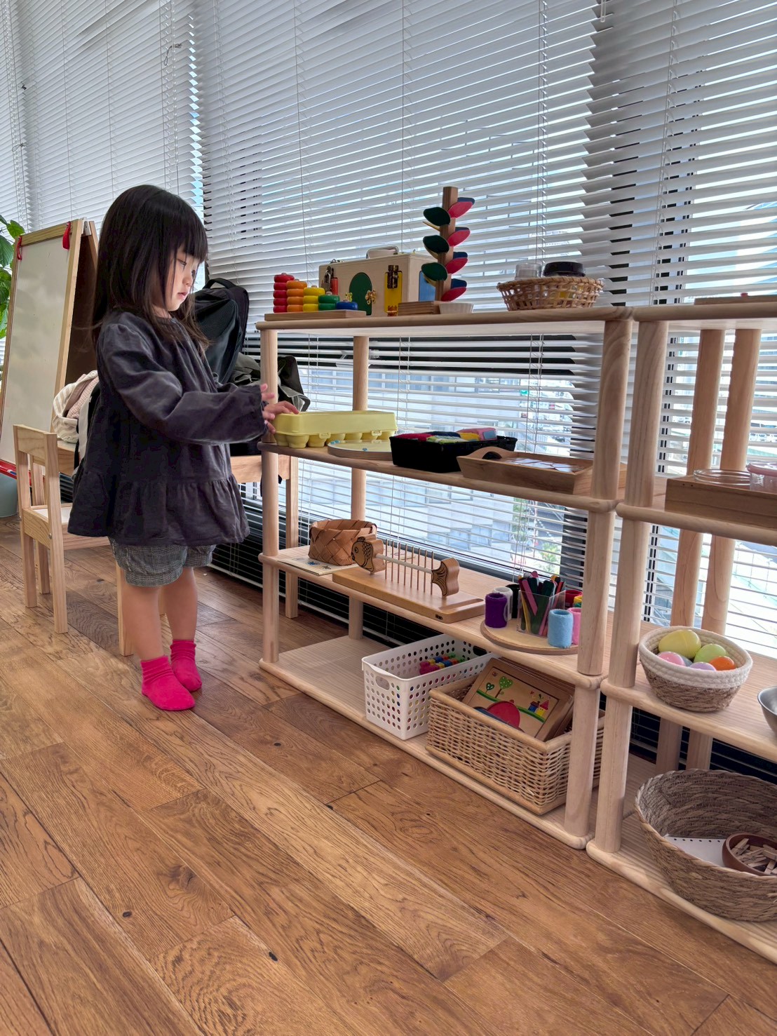 西区 モンテッソリー教室 マードレ・カナー 体験 選ぶ様子