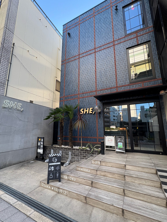 弁天町　HOTEL SHE, OSAKA ミルクシェイク クラフトコーラ SHE, SIDE DINER　ピザ　カフェ　ホテル併設 クリスマスマーケット 音楽イベント　ギャラリー