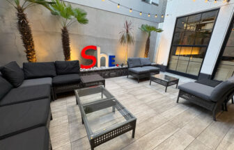 弁天町　HOTEL SHE, OSAKA ミルクシェイク クラフトコーラ SHE, SIDE DINER　ピザ　カフェ　ホテル併設 クリスマスマーケット 音楽イベント　ギャラリー