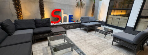 弁天町　HOTEL SHE, OSAKA ミルクシェイク クラフトコーラ SHE, SIDE DINER　ピザ　カフェ　ホテル併設 クリスマスマーケット 音楽イベント　ギャラリー