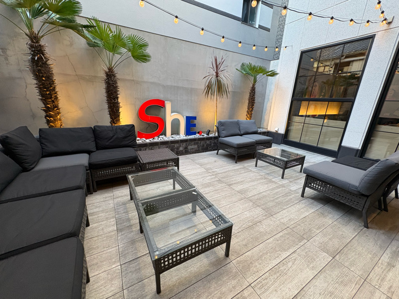 弁天町　HOTEL SHE, OSAKA ミルクシェイク クラフトコーラ SHE, SIDE DINER　ピザ　カフェ　ホテル併設 クリスマスマーケット 音楽イベント　ギャラリー