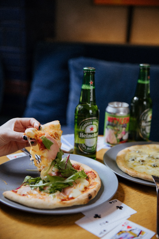 弁天町　HOTEL SHE, OSAKA ミルクシェイク クラフトコーラ SHE, SIDE DINER　ピザ　カフェ　ホテル併設 クリスマスマーケット 音楽イベント　ギャラリー