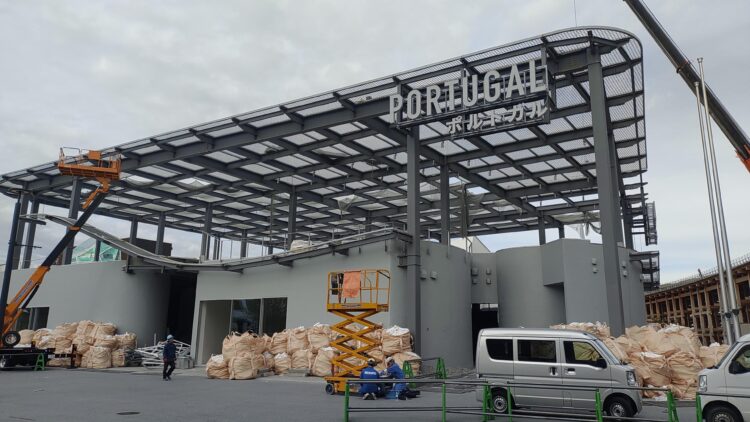 万博、解体作業