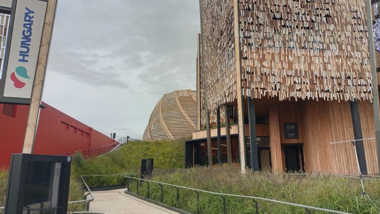 万博、解体作業