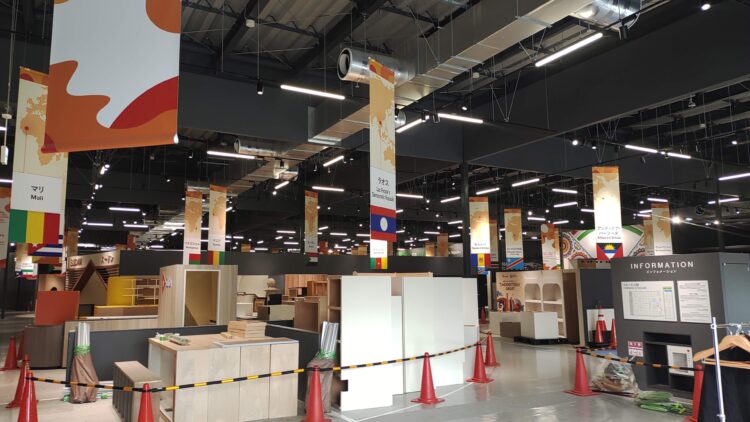 万博、解体作業