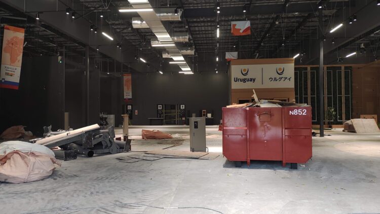 万博、解体作業