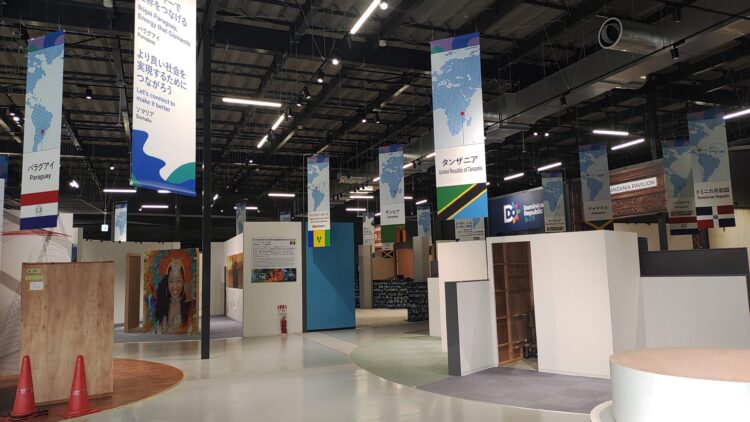 万博、解体作業