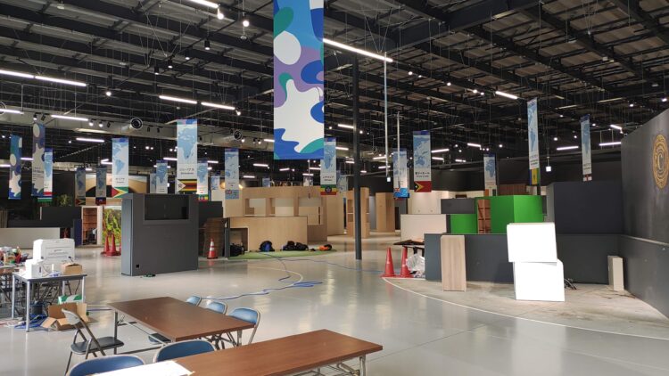 万博、解体作業