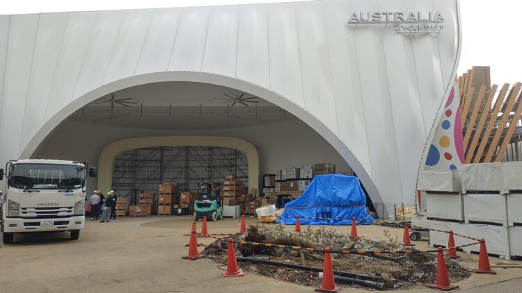 万博、解体作業