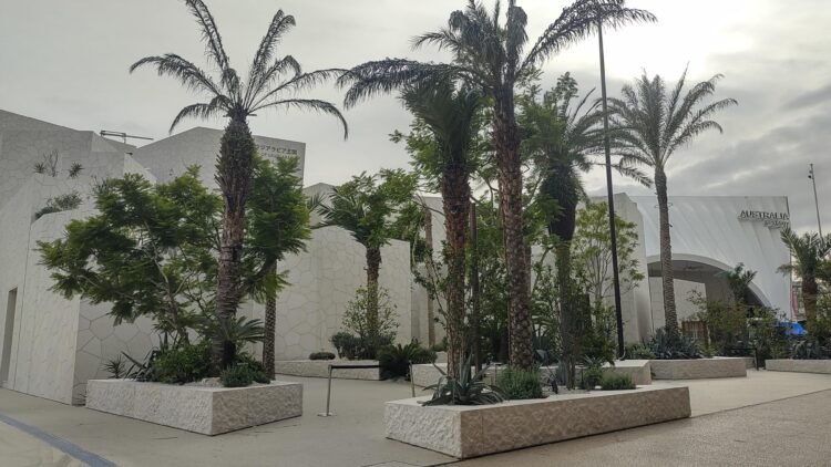 万博、解体作業