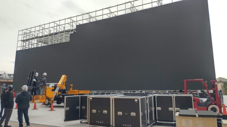 万博、解体作業