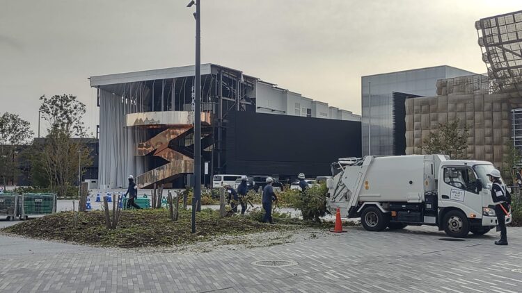 万博、解体作業