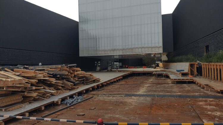 万博、解体作業