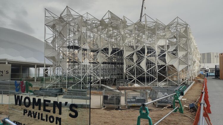 万博、解体作業