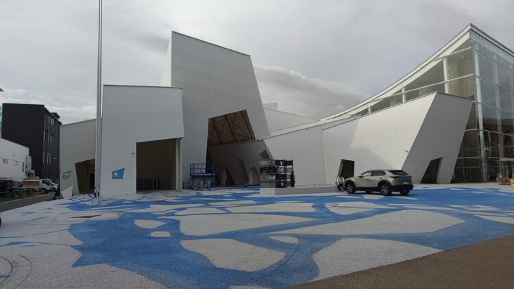 万博、解体作業