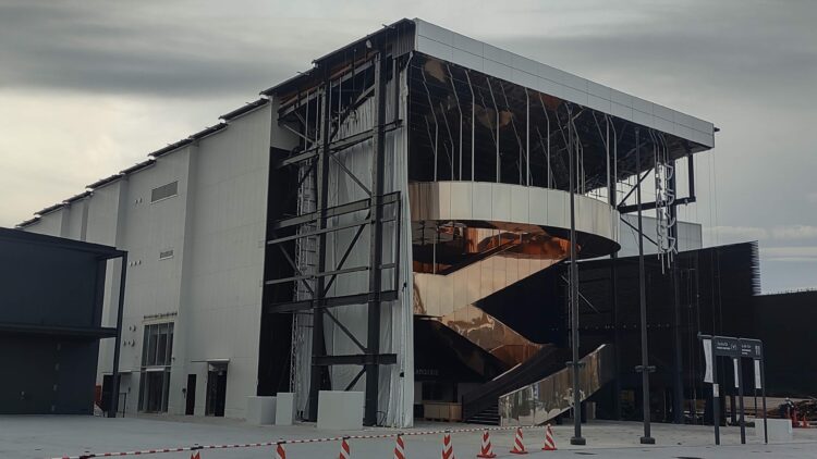 万博、解体作業