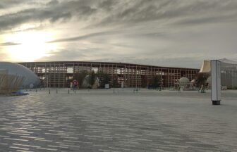 万博、解体作業