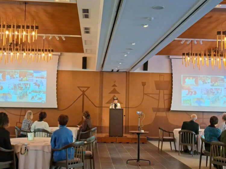 おおかみベンチ