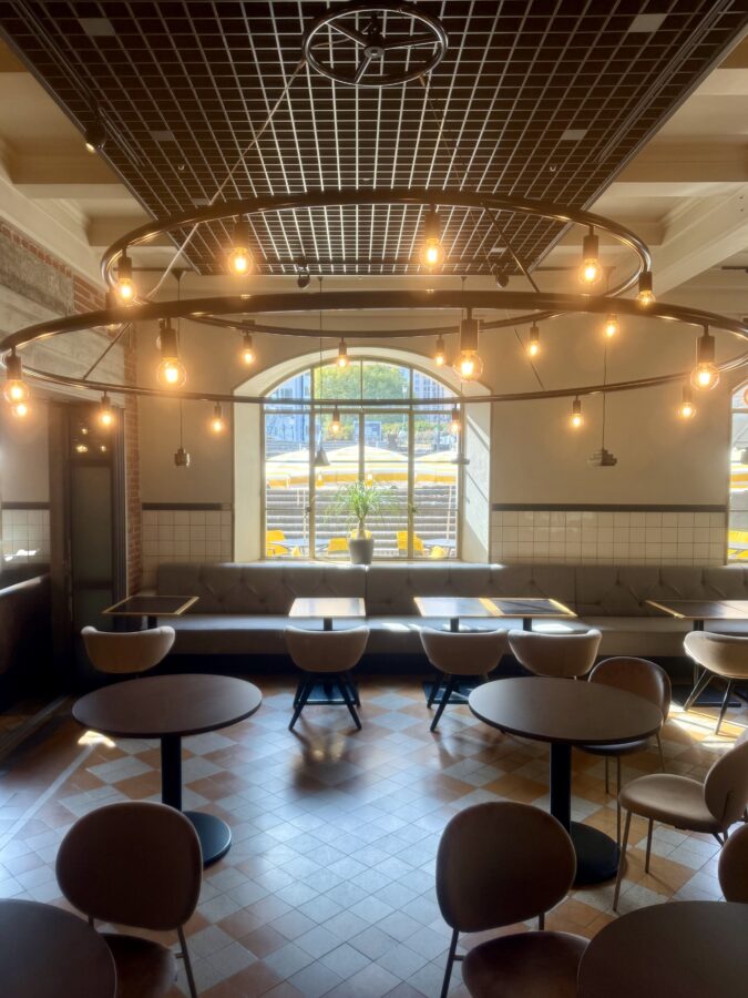 大阪市中央公会堂、レストラン、バルニバービ