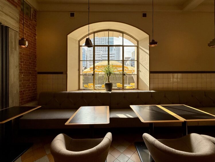 大阪市中央公会堂、レストラン、バルニバービ