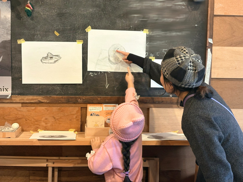 親子でアート体験　大阪市西区　まちの美術部　デッサン　テクスチャーアート